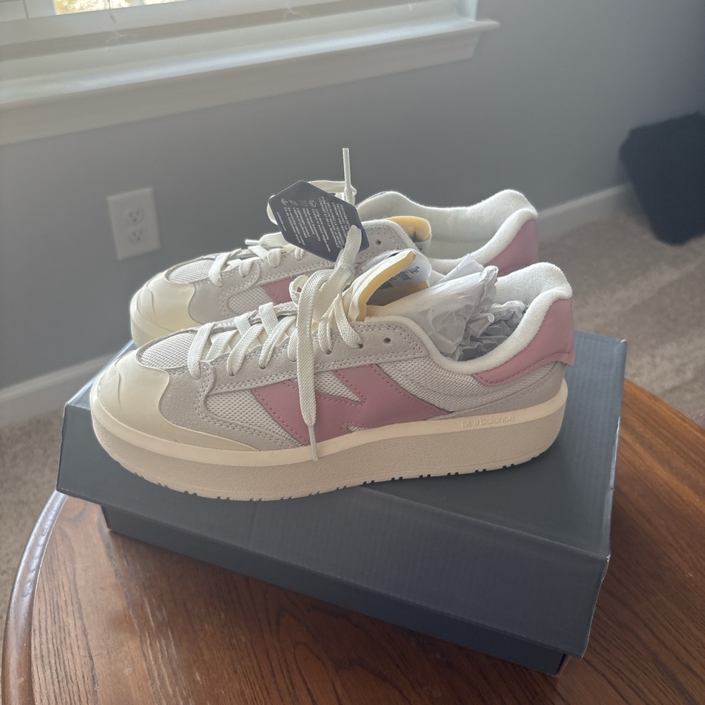 BRAND NEW Women’s Pink and White New Balance Sneakers With Box Size 9